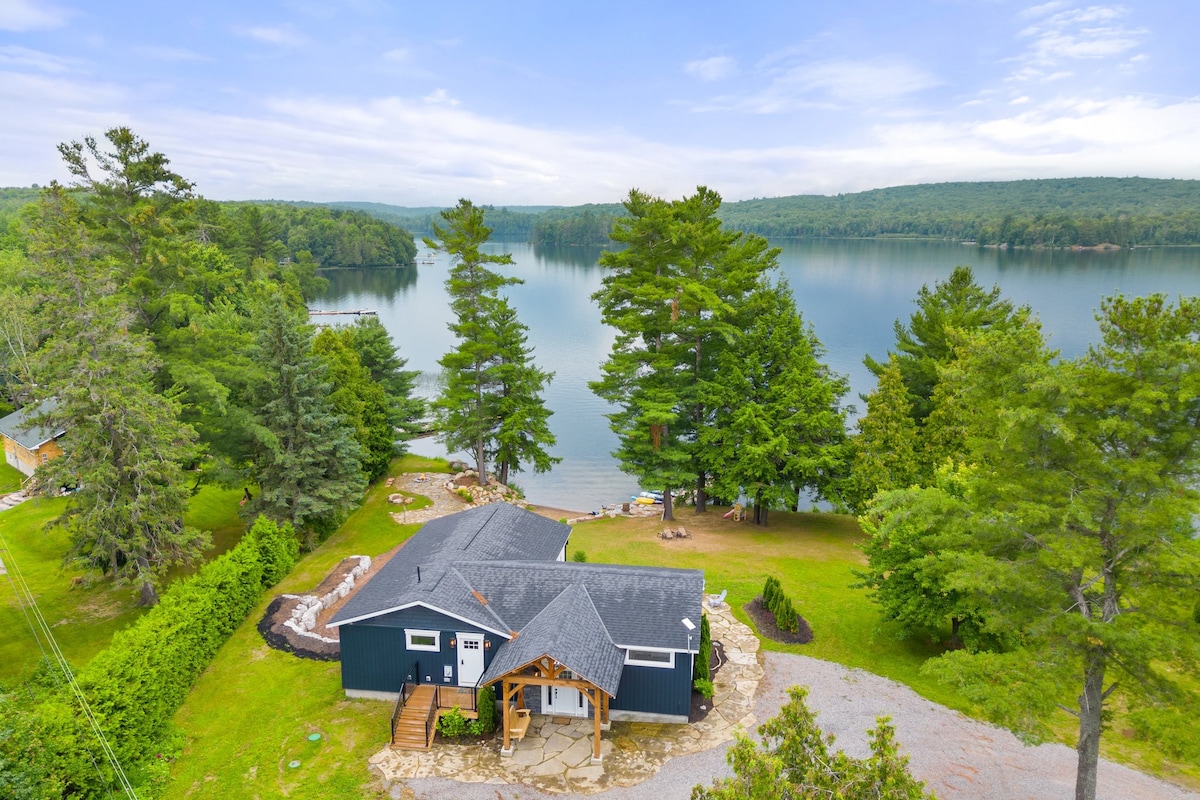 美丽的弗雷泽湖（ Fraser Lake ）上的休闲小屋度假胜地