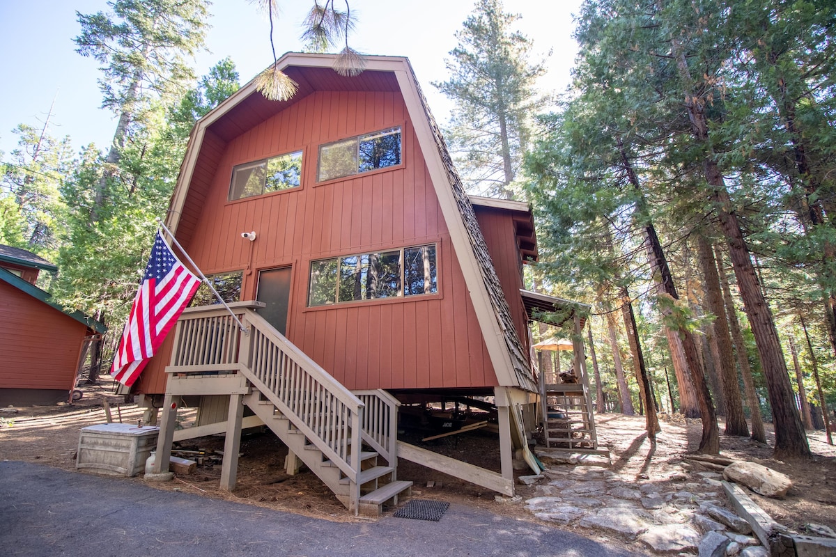 3-bed Cabin in Big Trees Village / Seasonal Pool