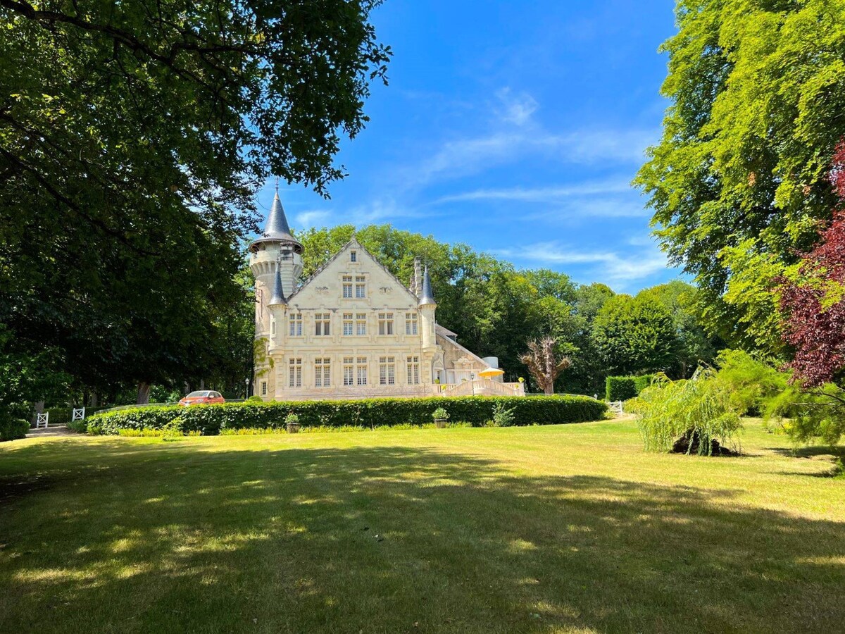 Magnifique château 3* et son parc avec piscine .