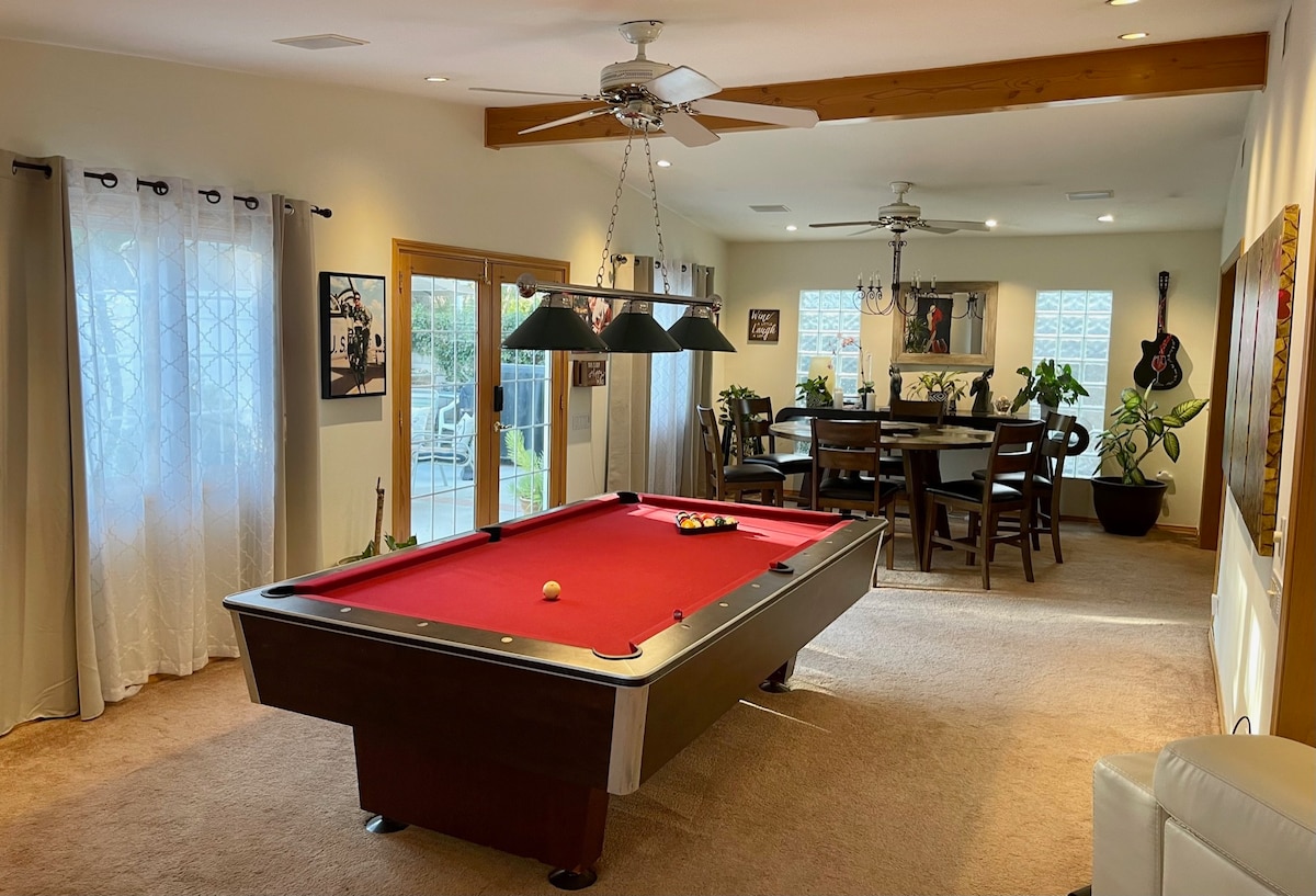 Cheerful Single Story 3-bedroom home w pool table