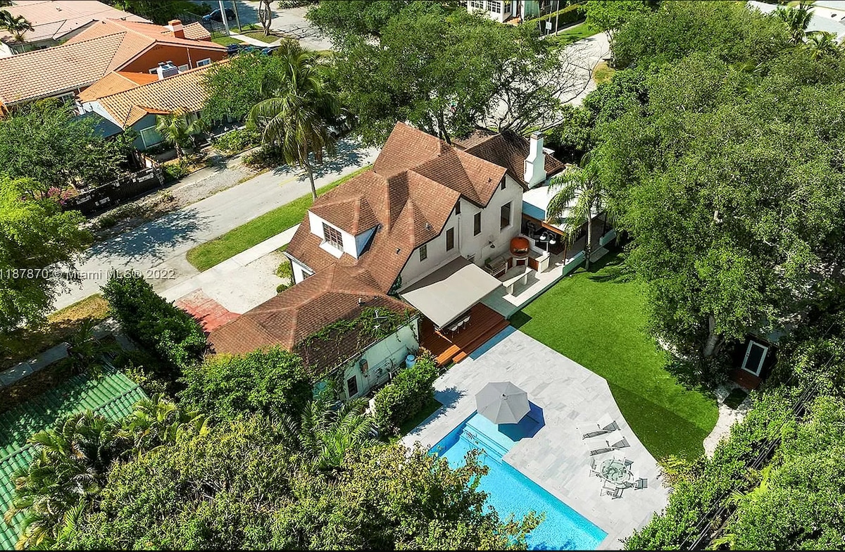 6BR Villa: King Bed Pool & Sprawling Private Oasis