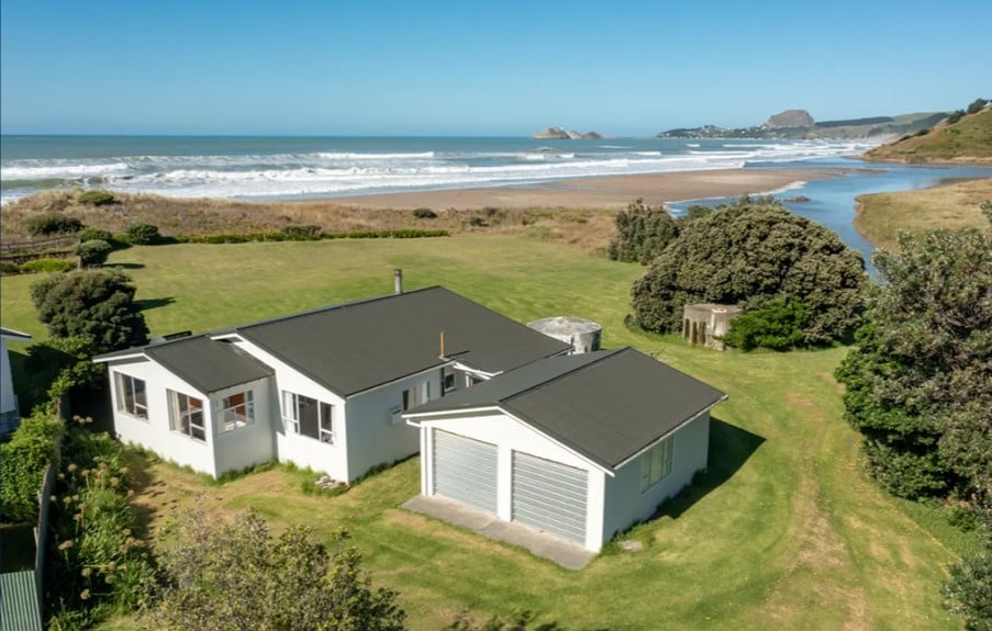 Stunning beach front Surf Bach Castlepoint