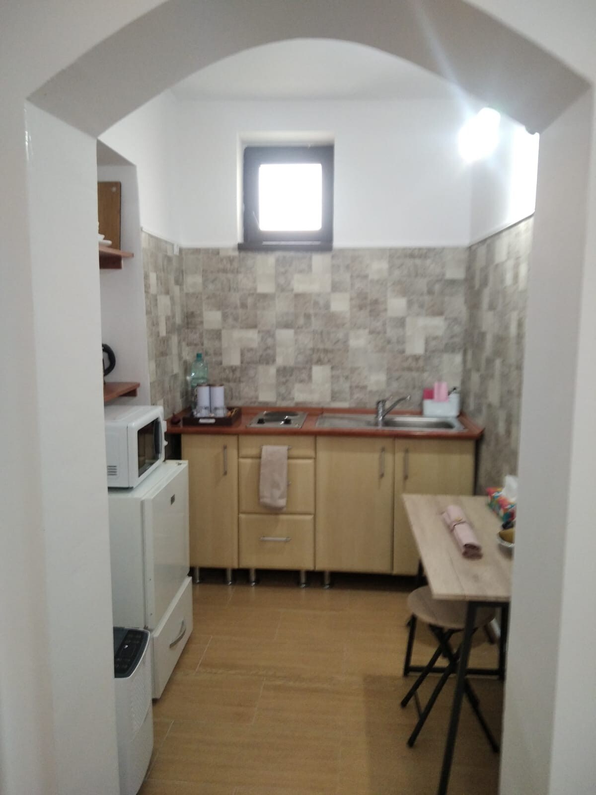 3 camere într-o casă și o curte nemaipomenita