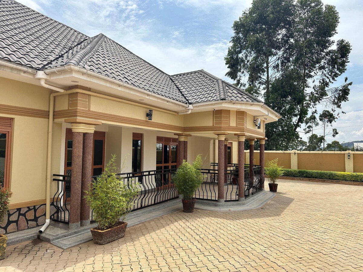 Welcoming 4 bedroom at Makanga Hill Suites