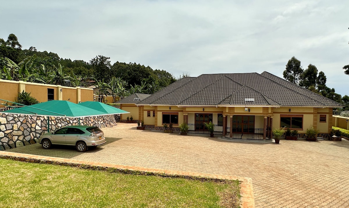 Welcoming 4 bedroom at Makanga Hill Suites