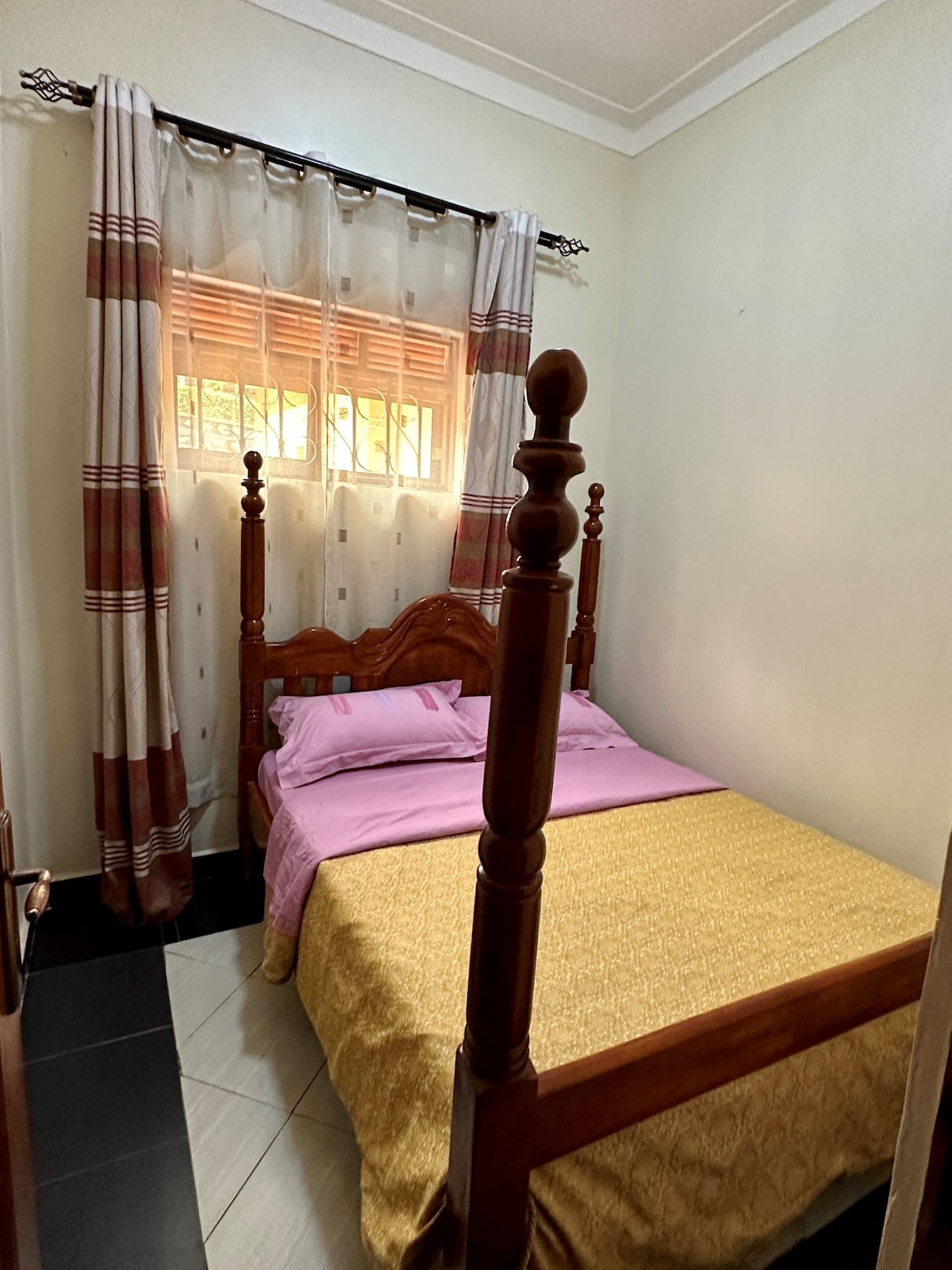 Welcoming 4 bedroom at Makanga Hill Suites