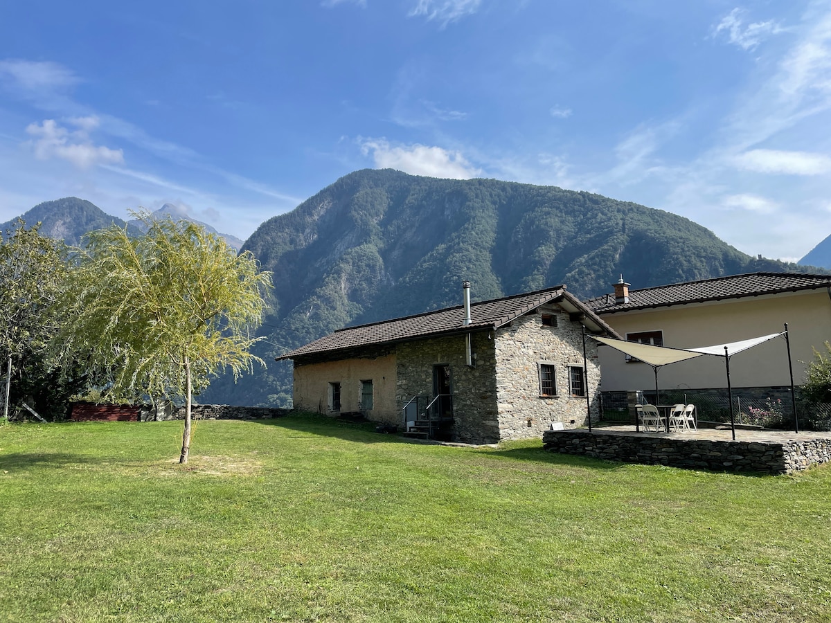 Rustico con grande giardino e splendida vista