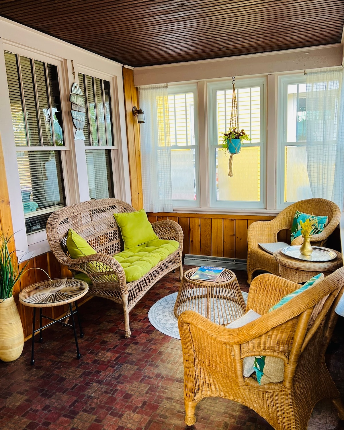 Cheerful 2 bedroom cottage with vintage vibes!