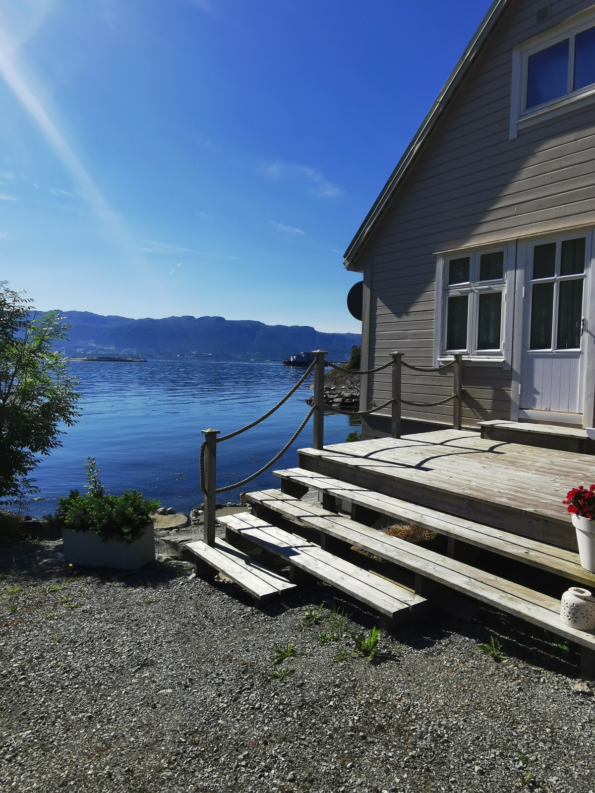 Koselig hytte i strandkanten