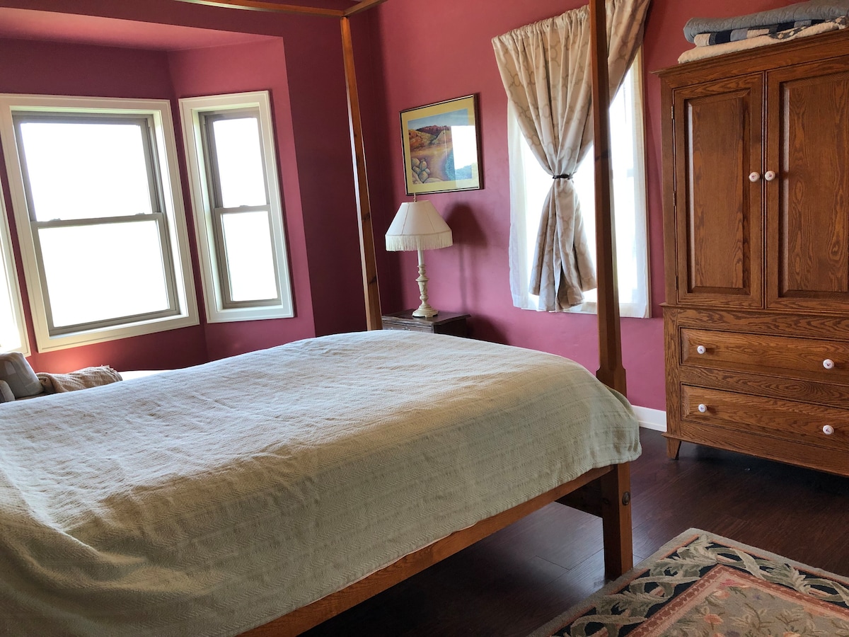 25 min to EAA, 5 beds, pet-friendly, quiet & safe