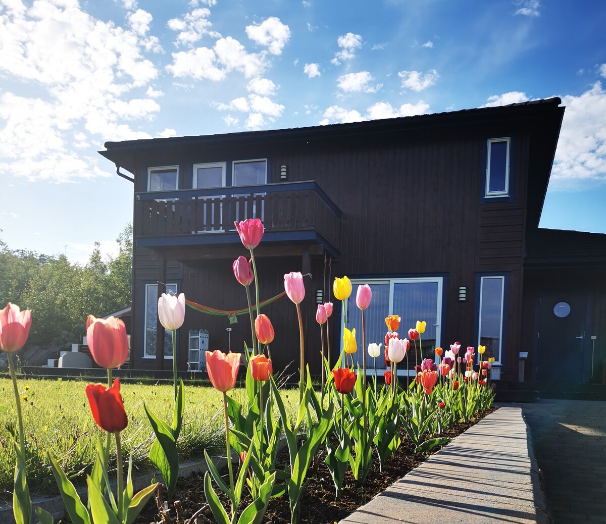 Familievennlig hus med god plass både inne og ute.