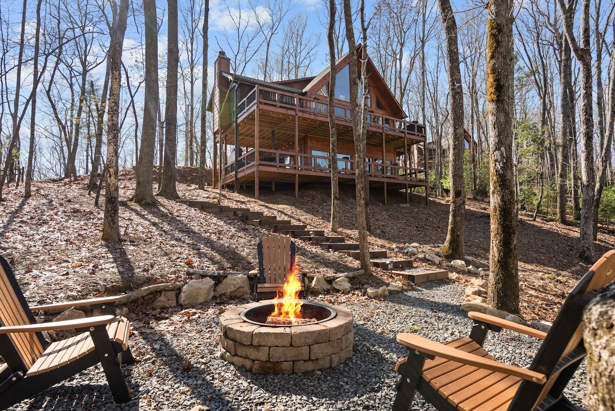 Welcome to Bear Bottoms Lodge with Mountain Views