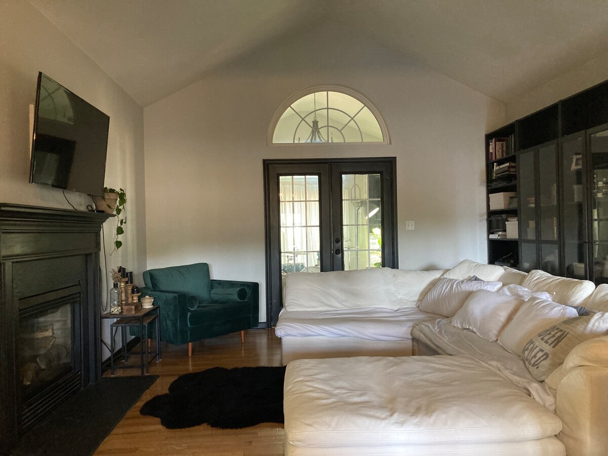 Sunny modern private room in shared house