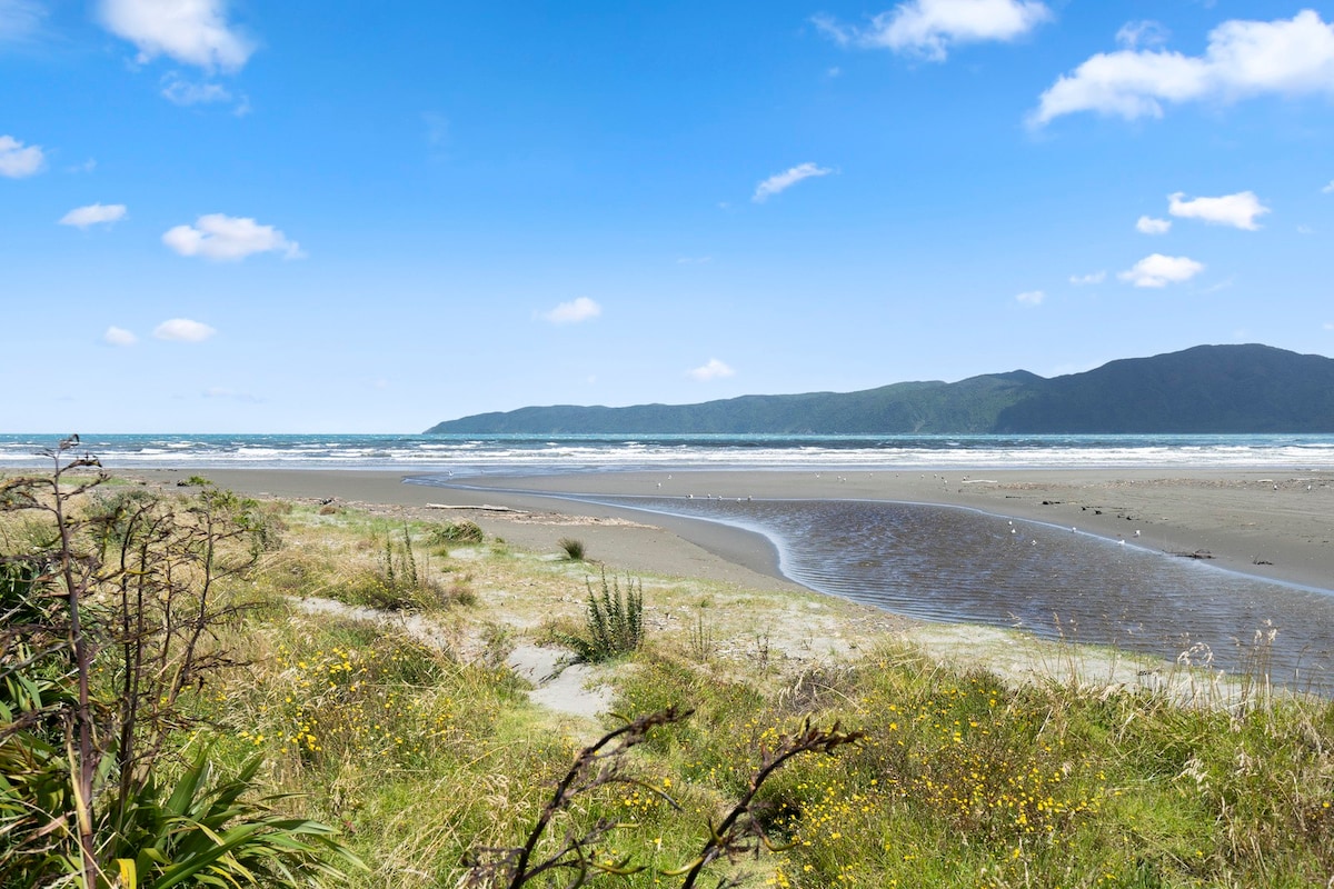 Kiwi Beach Bach on Marine Parade