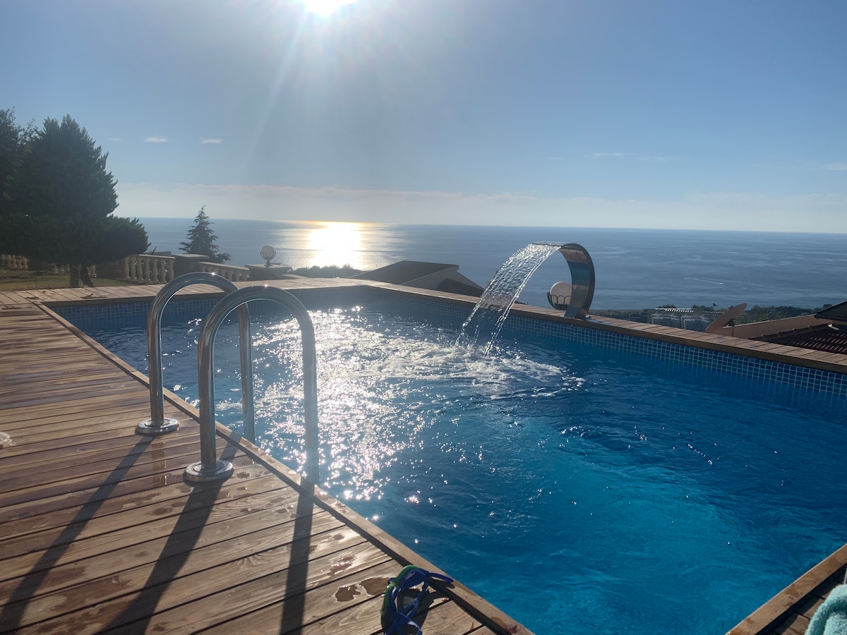 别墅泳池独一无二的美丽海景。