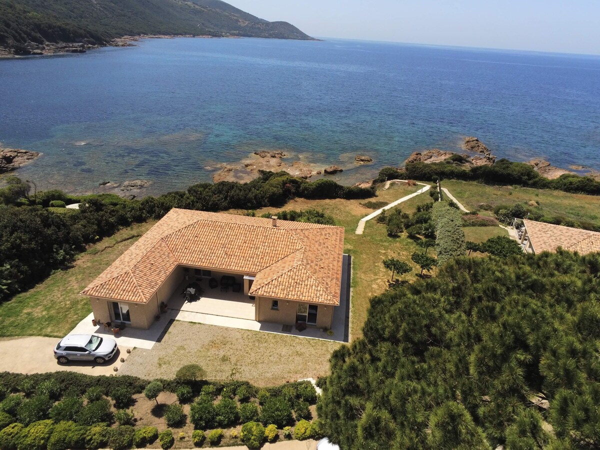 Villa vue mer avec jacuzzi et accès à une crique