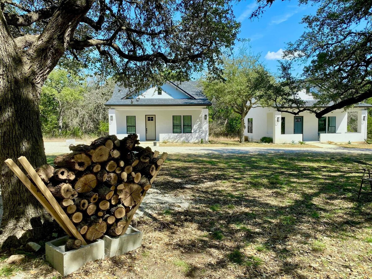 Twilight Bungalow near Historical Gruene.