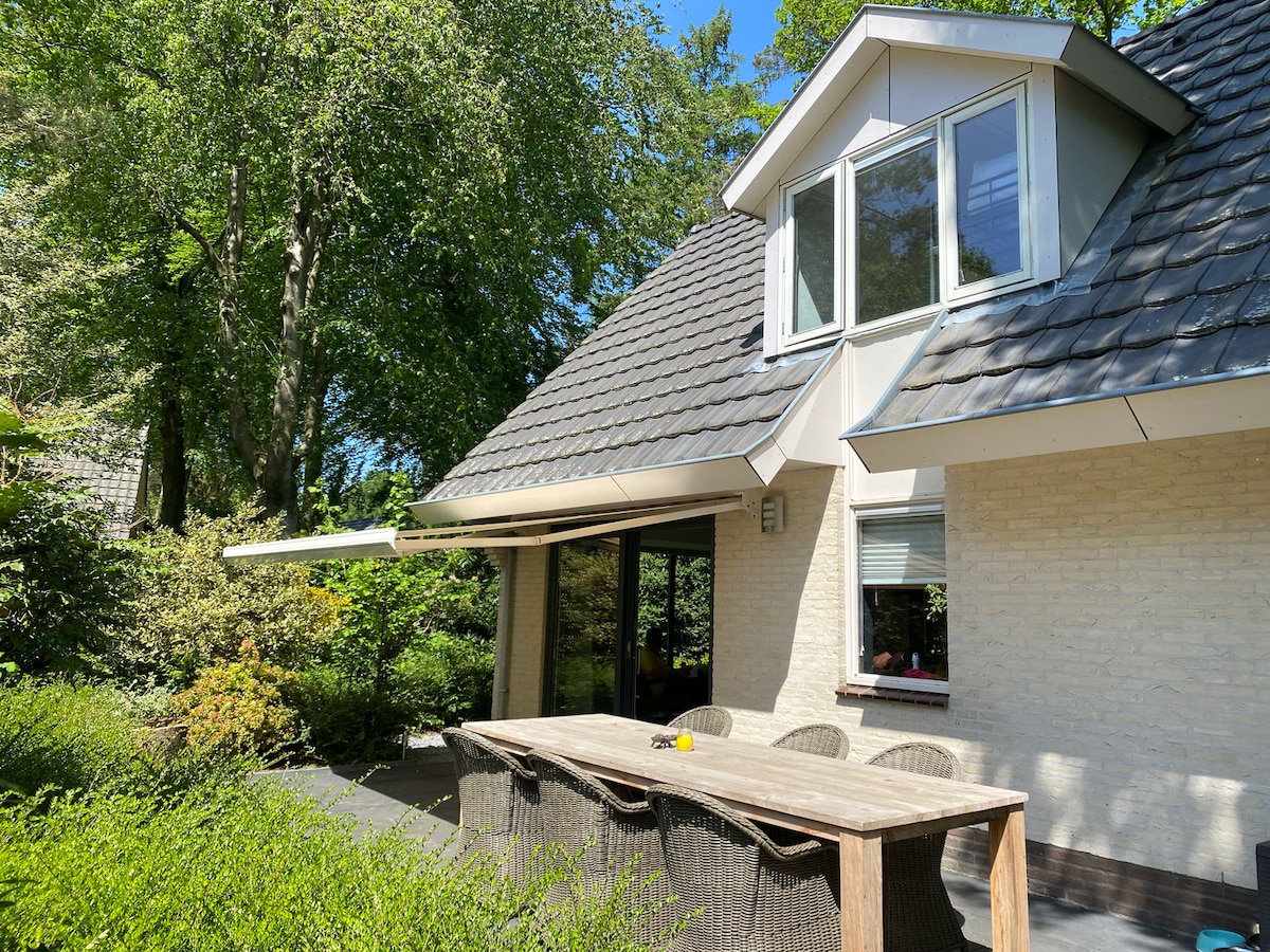 Ruime villa aan het bos met grote omheinde tuin.