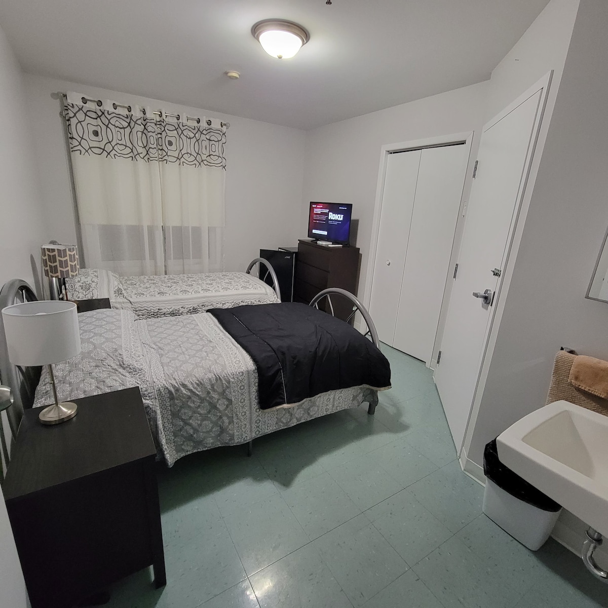 Chambre à partager avec 2 lits et toilette privé.