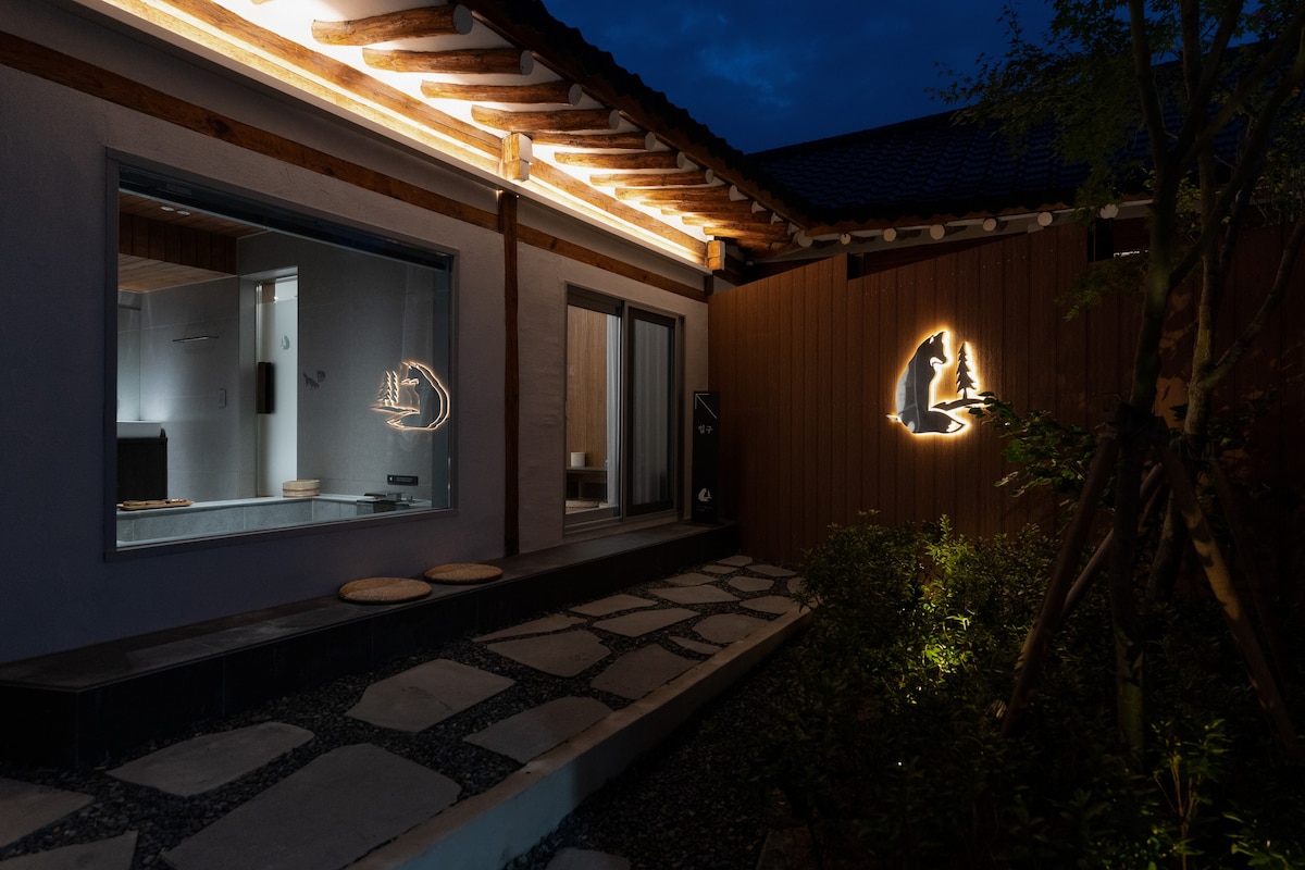 Private Hanok with big bathtub, 2nd house