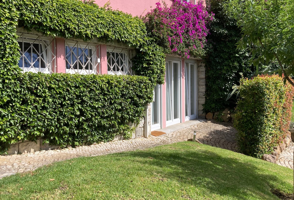 Pink House Estoril  c/ jardim a 8 min da Praia