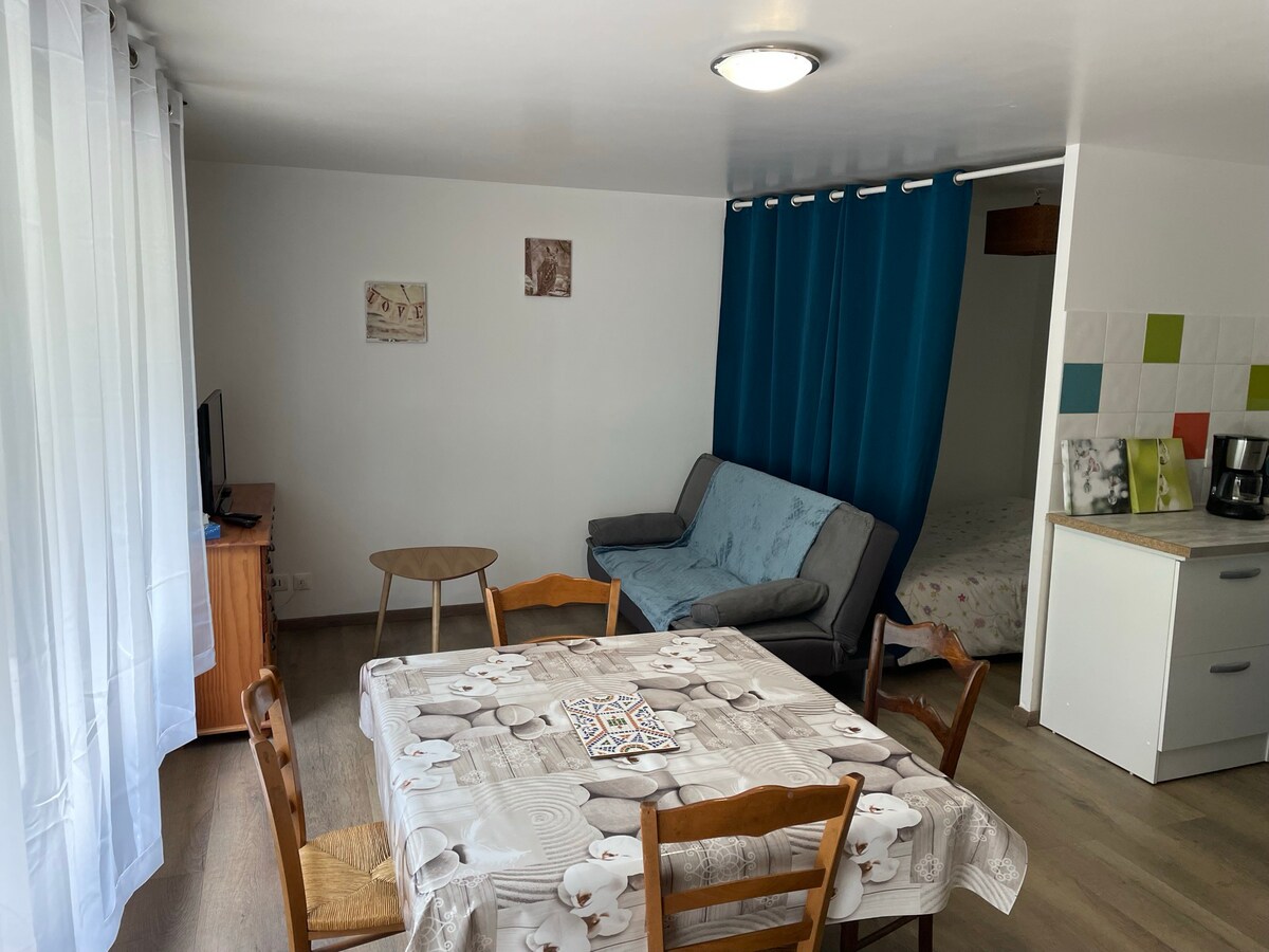 舒适的单间公寓，可入住2人，位于陶林亚（ Taurinya ）。