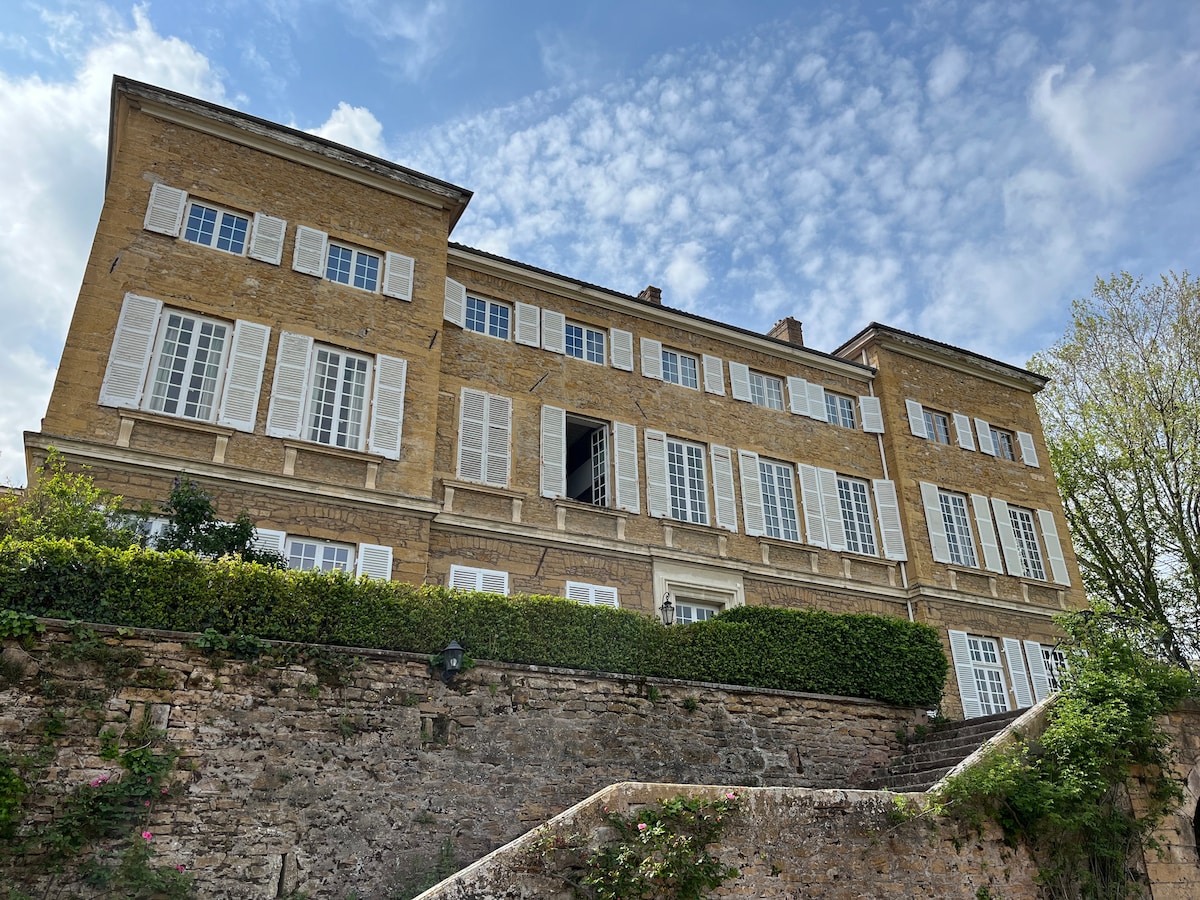 Loft dans un château en pierres dorées