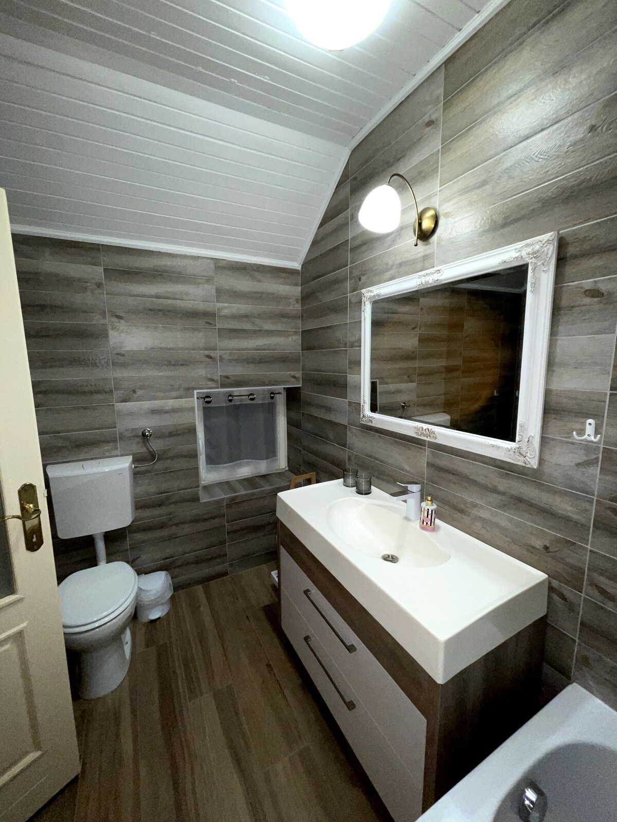La Casa Tamaris suite with private bathroom