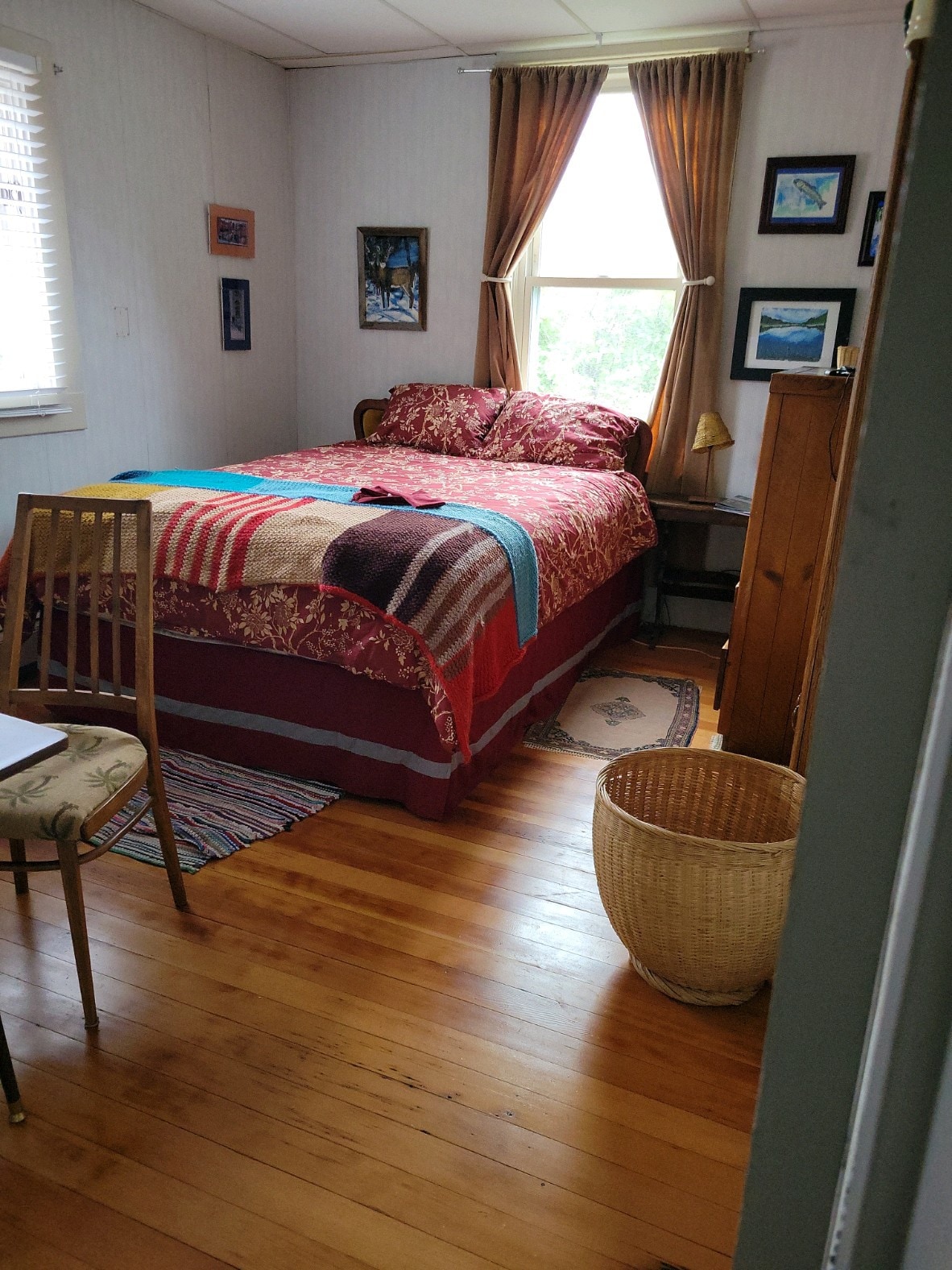Ridgeview: queen bed, private bath in large home