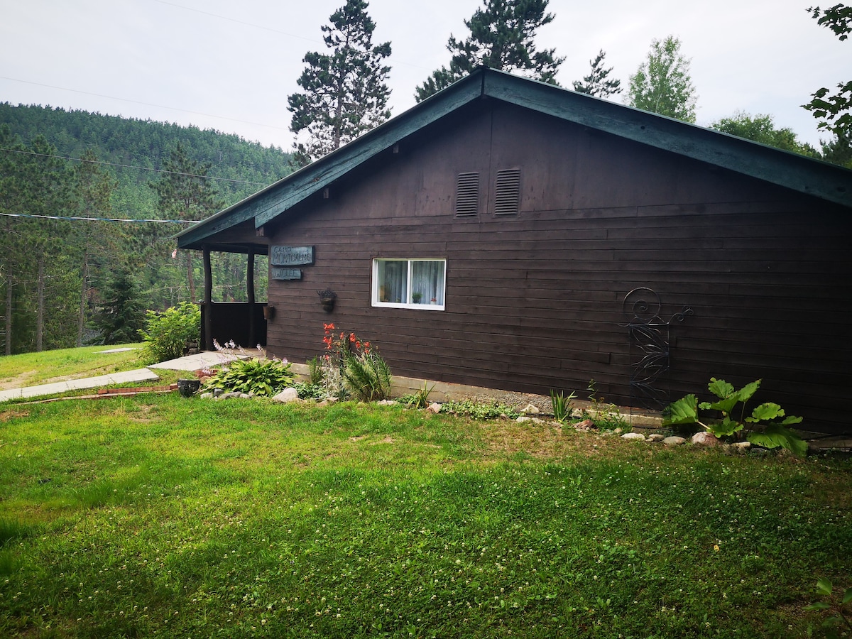 Wolfe: 2 Bedroom Cabin with a Kitchen & Bathroom