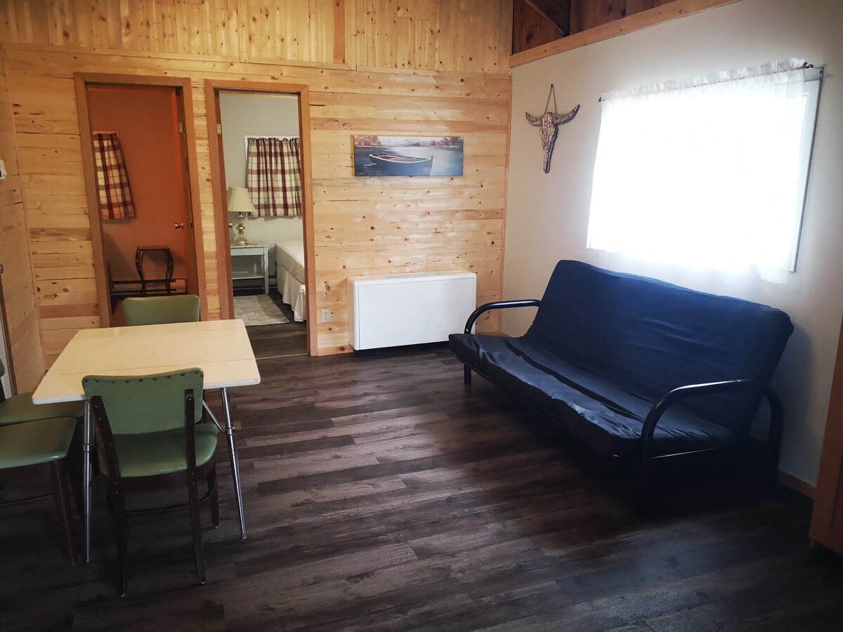 Wolfe: 2 Bedroom Cabin with a Kitchen & Bathroom