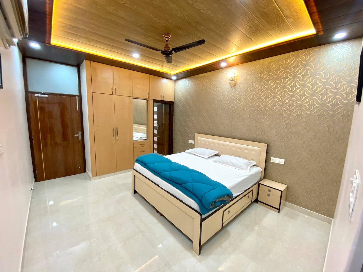 Uber-luxurious 3 BHK in prime locality | Sanitized