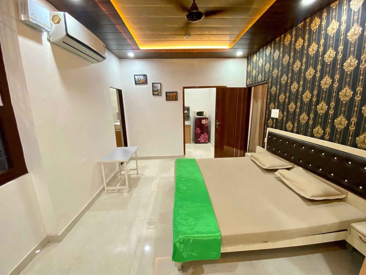 Uber-luxurious 3 BHK in prime locality | Sanitized