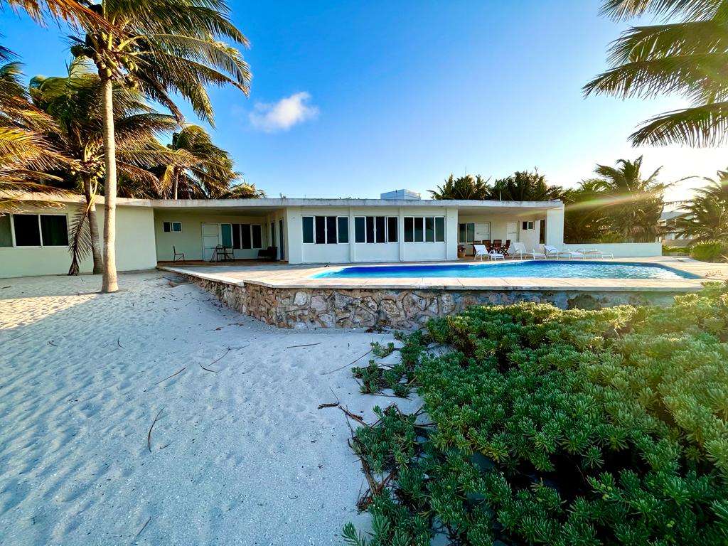 Beach Front and Spacious House in Yucatan Coast