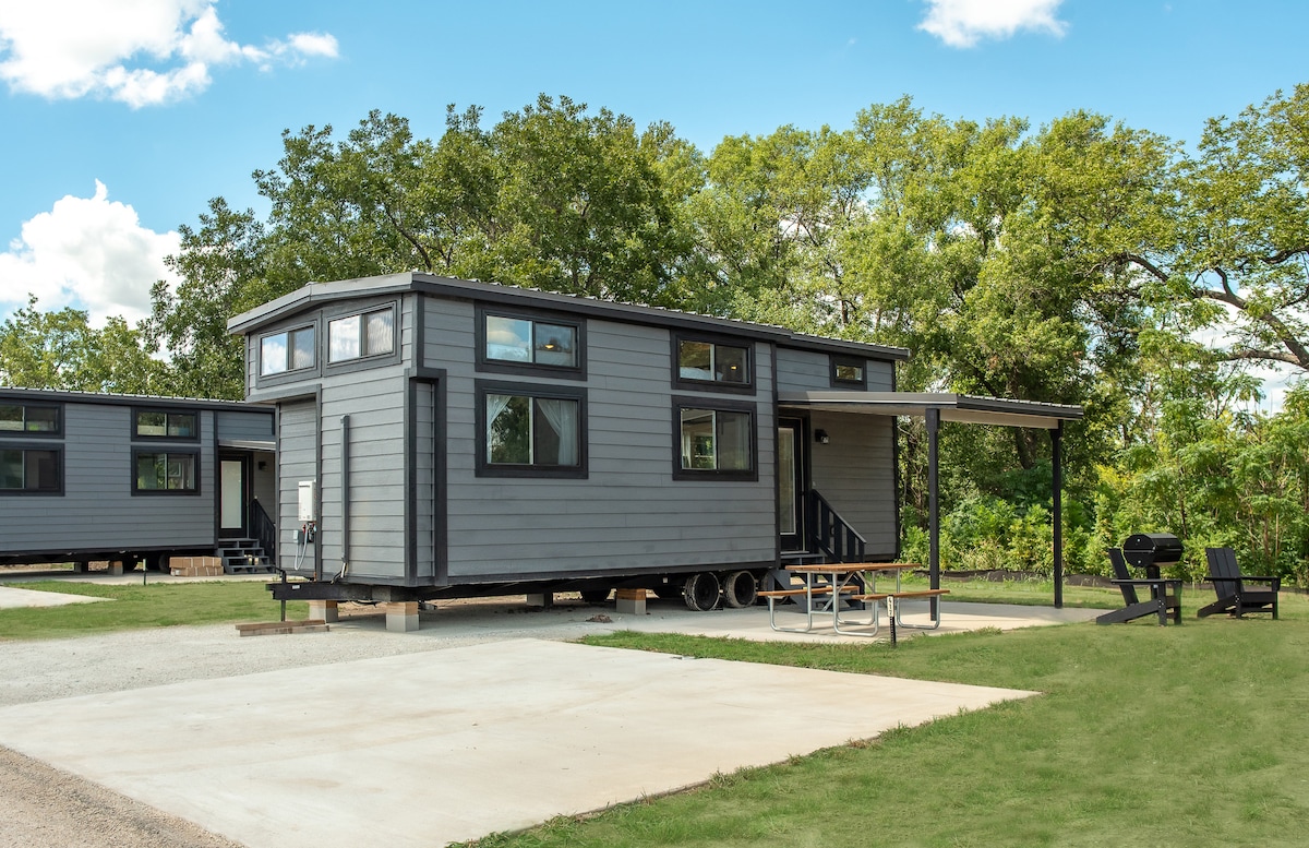 Tiny Home 6 Miles from Magnolia