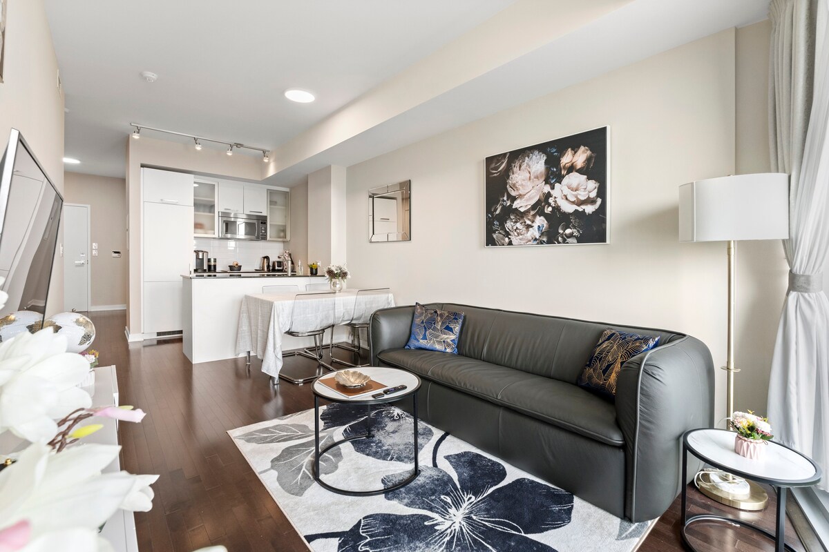 Luxury lakeview near Scotiabank Arena with parking