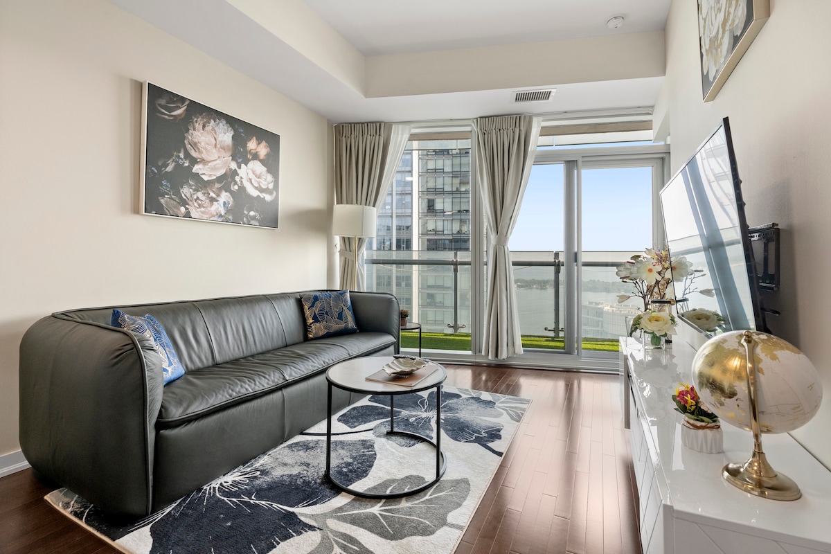 Luxury lakeview near Scotiabank Arena with parking