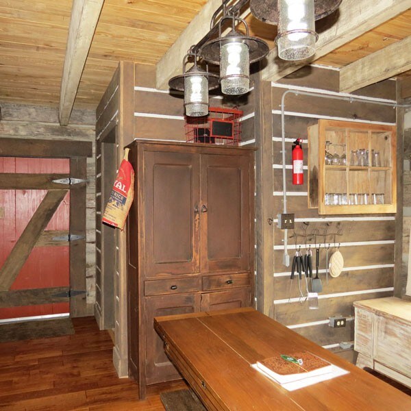双橡树古董木屋，带树甲板。