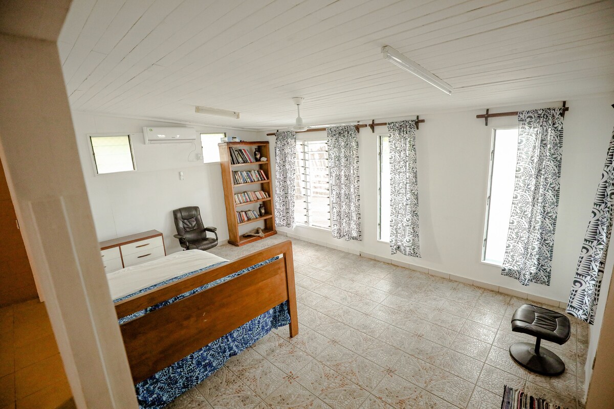 Home by the Sea, Close to town and Apia Park.