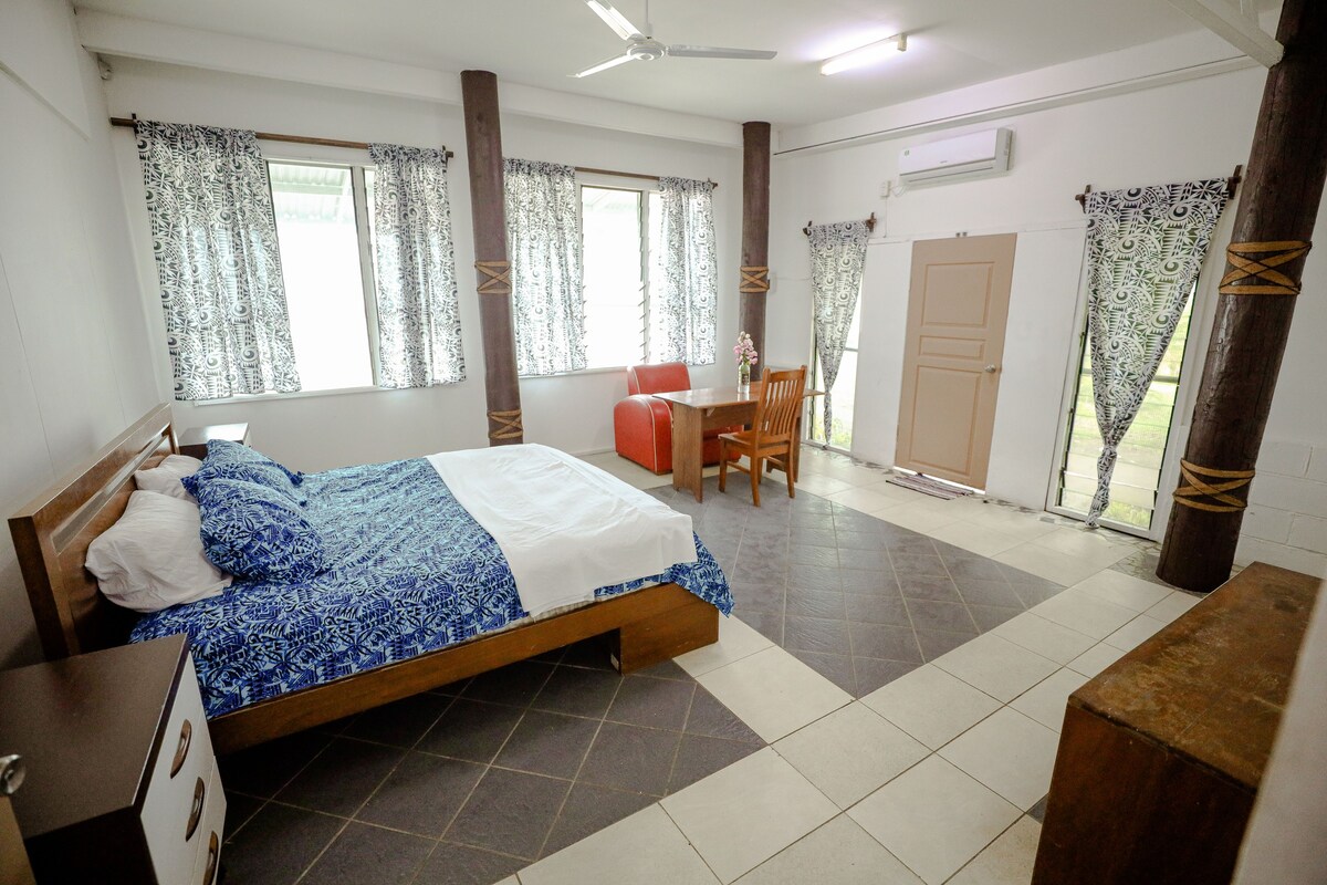 Home by the Sea, Close to town and Apia Park.