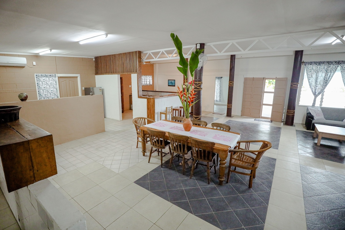 Home by the Sea, Close to town and Apia Park.