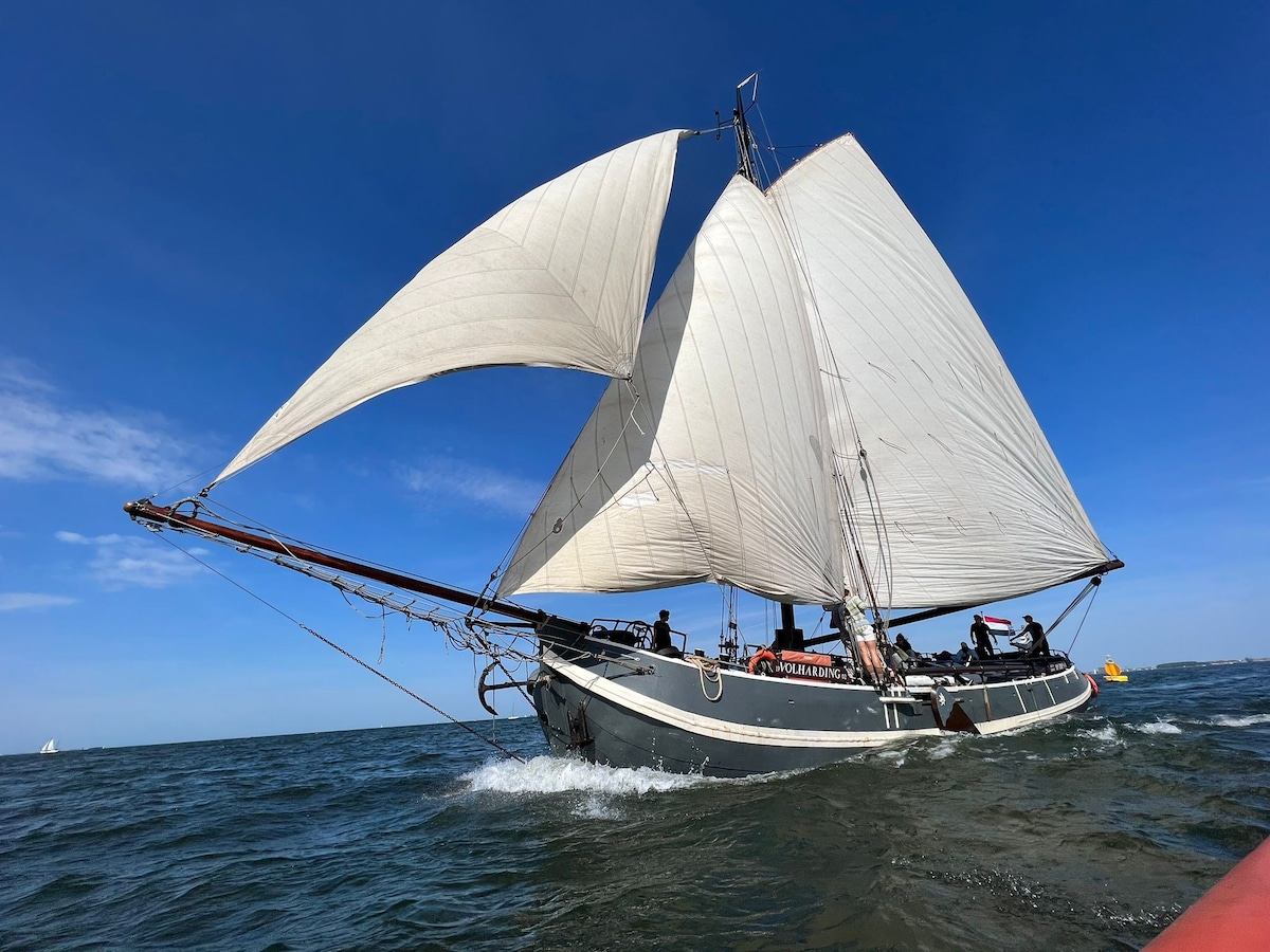 Muiden市中心历史悠久的帆船之旅