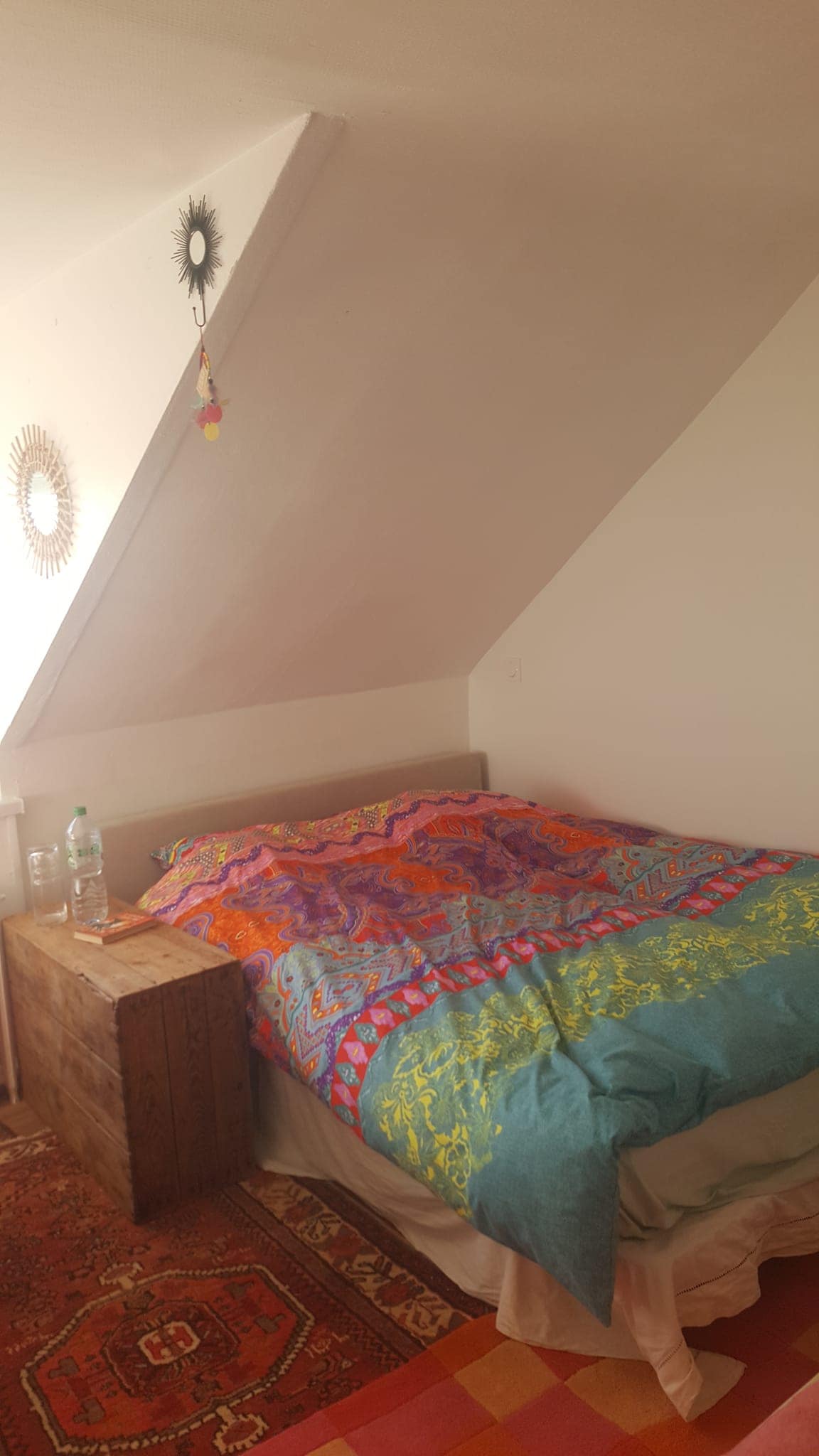 Chambre/sdb dans maison chaleureuse avec cheminée