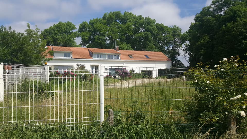 Chambre/sdb dans maison chaleureuse avec cheminée