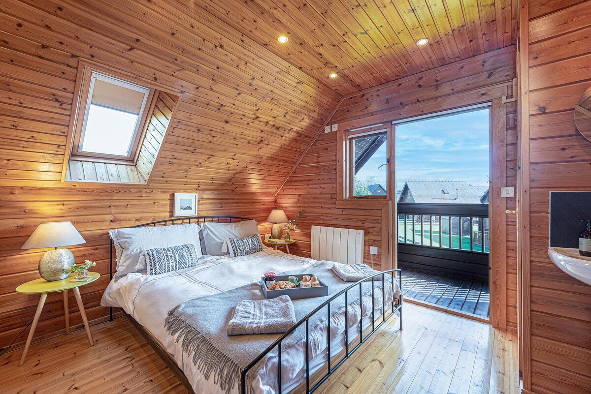 Scandi Cabin in Heart of Anglesey with Parking