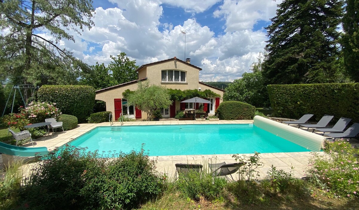 带泳池和花园的别墅-距离里昂30英尺