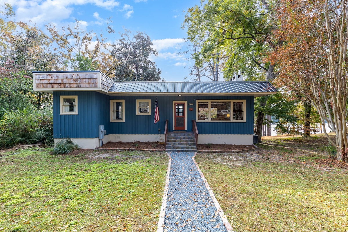 Old Blue's Retreat: Lakeview Cozy Cottage