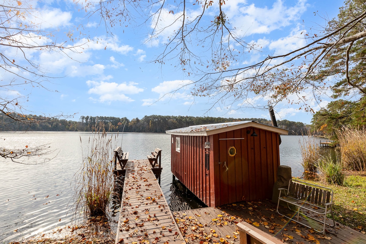 Old Blue's Retreat: Lakeview Cozy Cottage