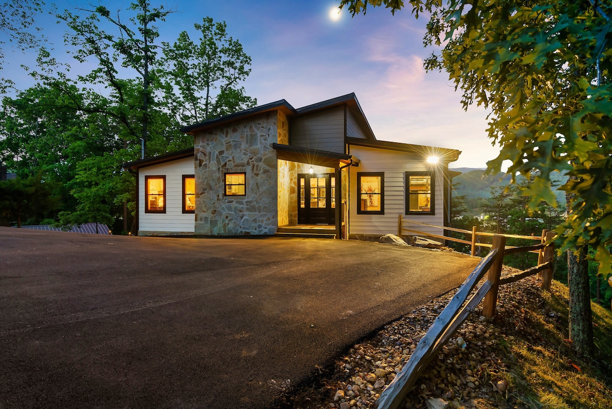 New luxury cabin w/ private pool, hot tub & views!