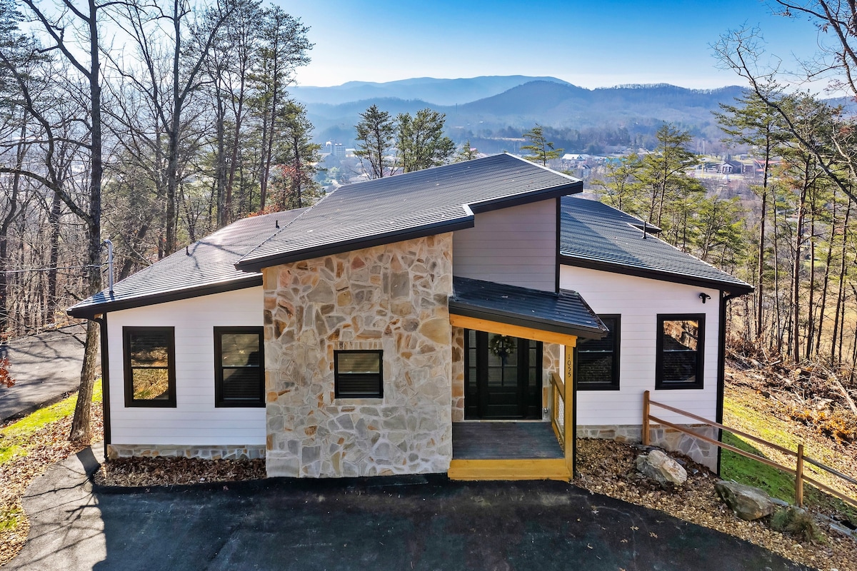 New luxury cabin w/ private pool, hot tub & views!